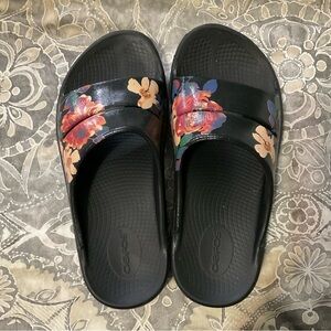 OOFOS Black Floral Women's Sandals